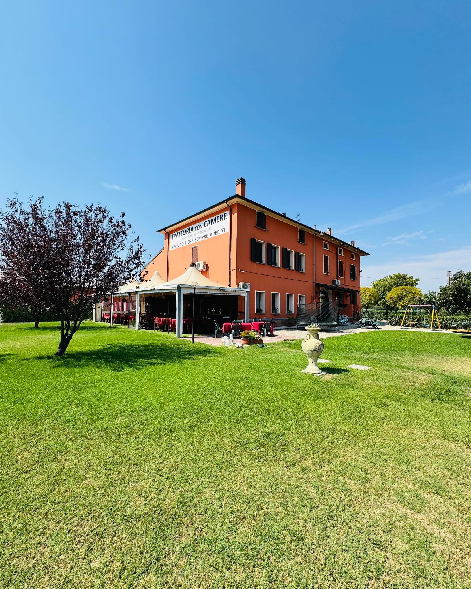 Esterno Trattoria da Franco a Parma con giardino