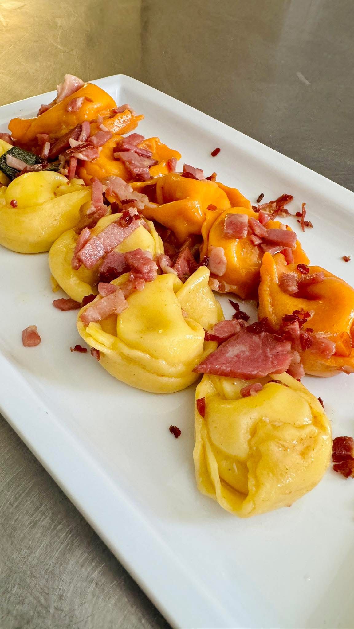 Tortelli artigianali parmigiani con pancetta croccante